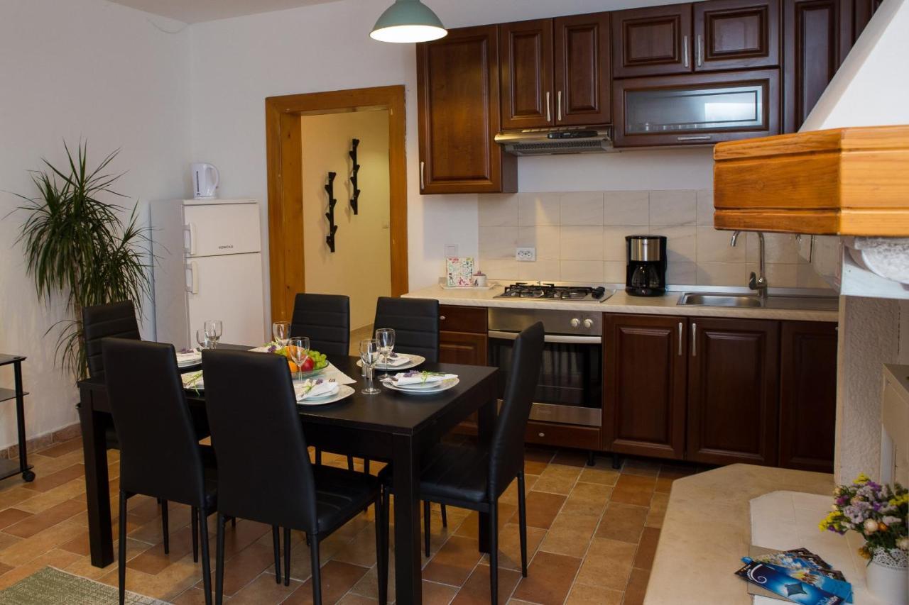 Apartman Girasol Pula Apartment Ngoại thất bức ảnh