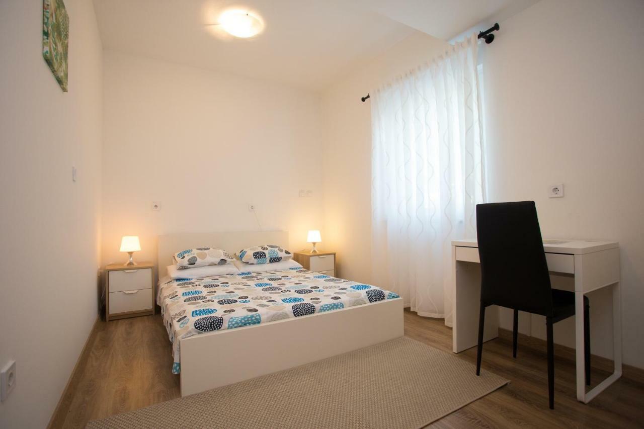 Apartman Girasol Pula Apartment Ngoại thất bức ảnh