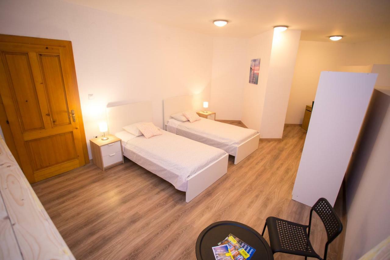 Apartman Girasol Pula Apartment Ngoại thất bức ảnh
