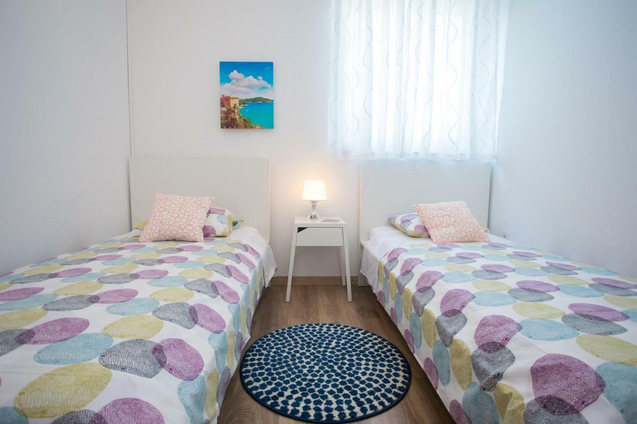 Apartman Girasol Pula Apartment Ngoại thất bức ảnh